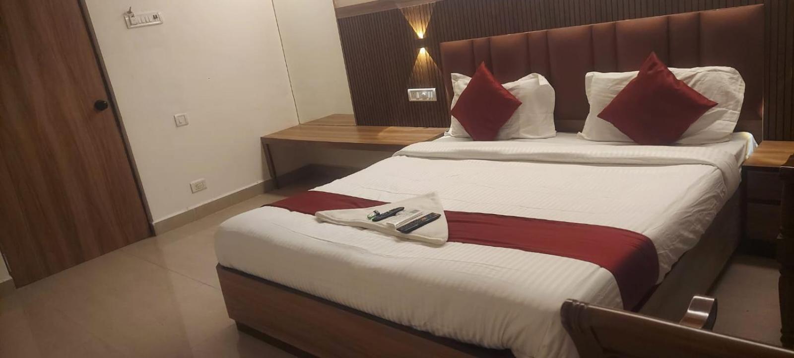 Capital O 69831 Hotel Mount Heera เชนไน ภายนอก รูปภาพ